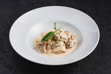 Beyaz soslu ızgara balık. 