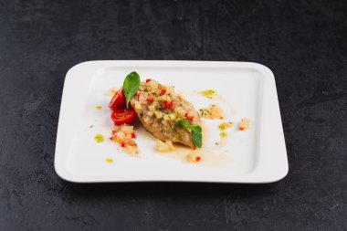 Sebzeli, beyaz tabakta lezzetli pizza.