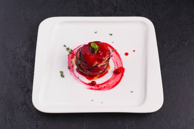 Beyaz tabakta elmalı tatlı. 