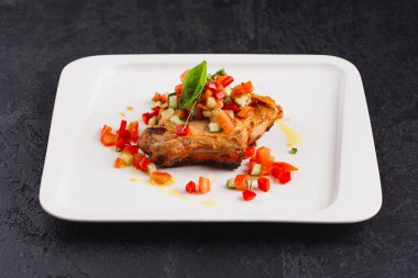 Beyaz tabakta sebzeli ızgara tavuk