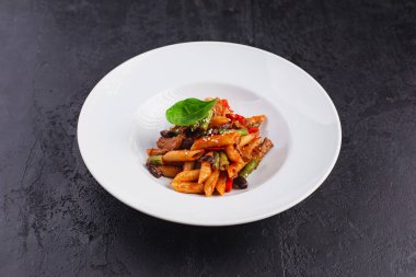 etli ve sebzeli makarna 