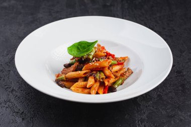 etli ve sebzeli makarna 