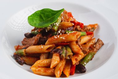 Beyaz arka planda paketlenmiş domuz pirzolası ve sebzeler 