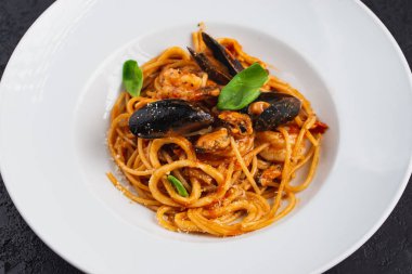 pilav ve deniz ürünleri. 