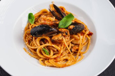 pilav ve deniz ürünleri. 