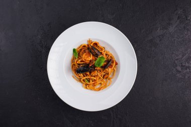 Soslu tavuk bifteği ve otlar.