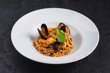 pilav ve deniz ürünleri. 