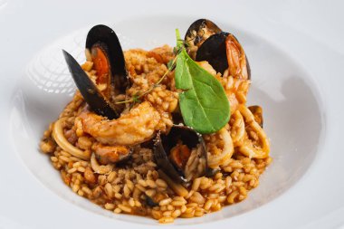 Siyah arkaplanda deniz ürünleri olan pirinç.