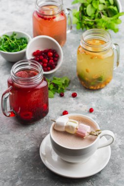 Çilekli ve naneli ev yapımı çay.