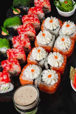 Suşi siyah bir arkaplanda. 
