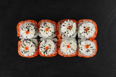 Suşi siyah bir arkaplanda. 