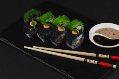 Suşi koyu arka plan üzerinde ayarla 