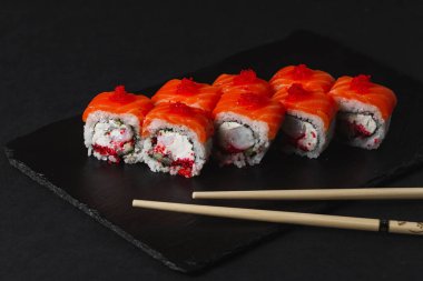 Suşi siyah bir arkaplanda. 