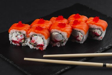 Suşi siyah bir arkaplanda. 