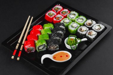 Suşi koyu arka plan üzerinde ayarla 