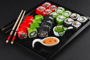 Suşi koyu arka plan üzerinde ayarla 