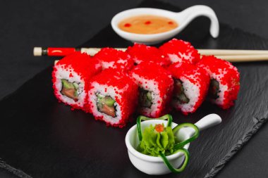 Suşi koyu arka plan üzerinde ayarla 