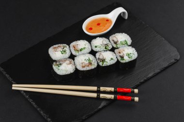 Suşi koyu arka plan üzerinde ayarla 