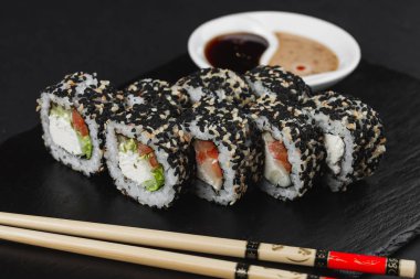 Suşi koyu arka plan üzerinde ayarla 