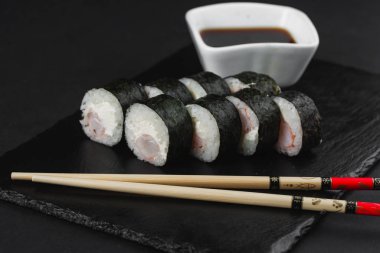 Suşi koyu arka plan üzerinde ayarla 