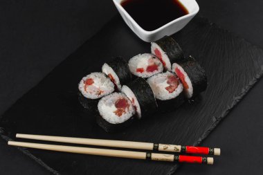 Suşi koyu arka plan üzerinde ayarla 