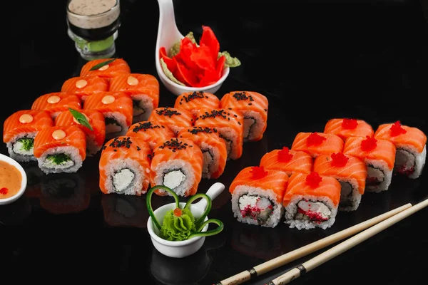 寿司设置在黑色背景上 — 图库照片