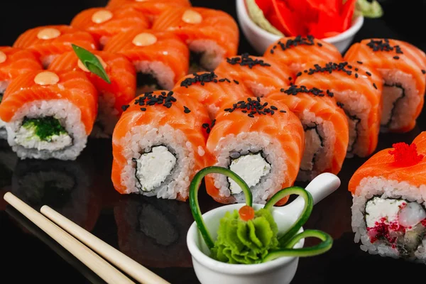 Sushi Gezet Een Zwarte Achtergrond — Stockfoto