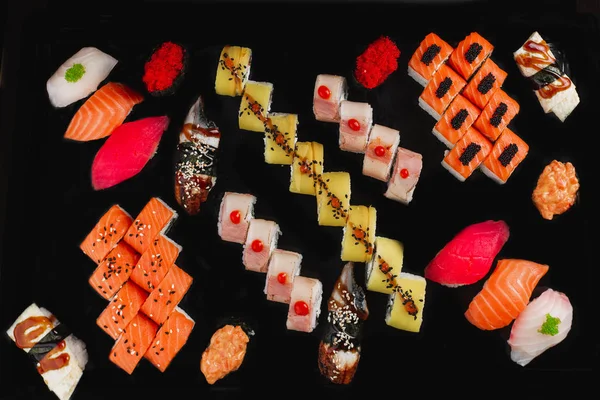 在黑暗的背景设置的寿司 — 图库照片