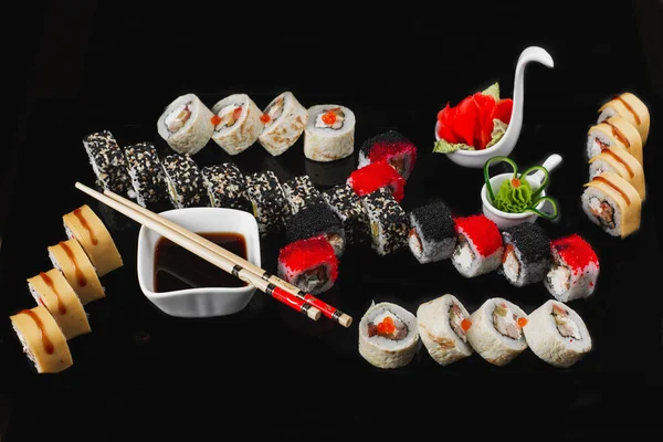 Sushi Ingesteld Donkere Achtergrond — Stockfoto