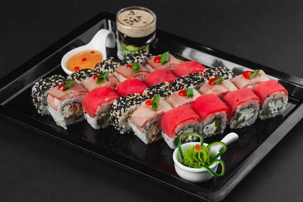 在黑暗的背景设置的寿司 — 图库照片