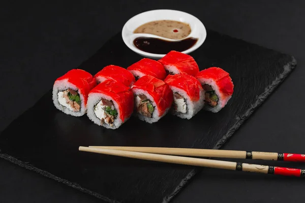 寿司の暗い背景のセット — ストック写真