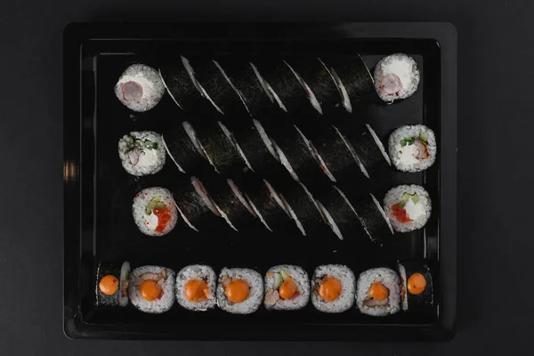 Sushi Sötét Háttér Beállítása — Stock Fotó