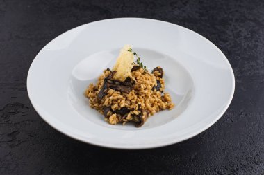 Mantarlı pilav. Yakın çekim. 