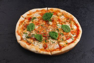 taze yapılmış pizza yakın