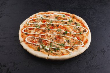 taze yapılmış pizza yakın