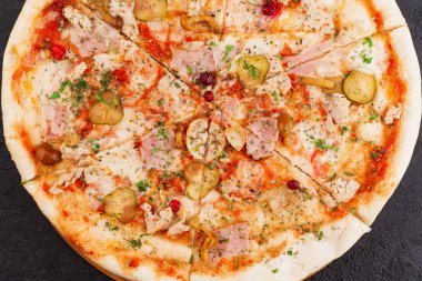 taze yapılmış pizza yakın