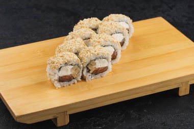Suşi ahşap tahta üzerinde ayarla 