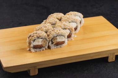 Suşi ahşap tahta üzerinde ayarla 