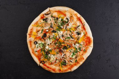 taze yapılmış pizza yakın