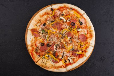 taze yapılmış pizza yakın