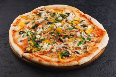 taze yapılmış pizza yakın