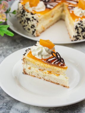 Kremalı ve kayısılı kek. 