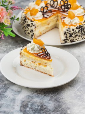 Kremalı ve kayısılı kek. 