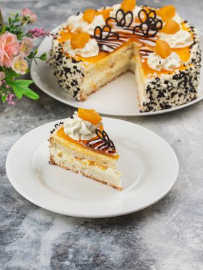 Kremalı ve kayısılı kek. 