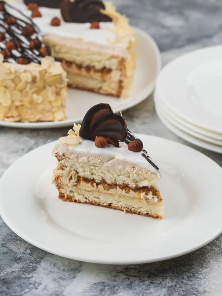 Stück Kuchen Mit Schokoladencreme — Stockfoto