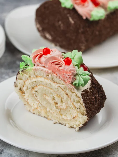 Stück Kuchen Mit Cremigen Blüten — Stockfoto
