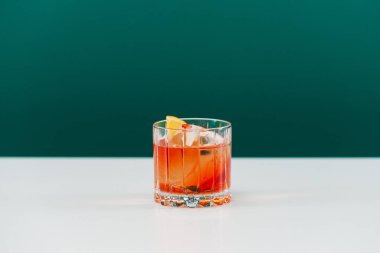 Bir bardak buzlu ve limonlu alkolik kuyruk.