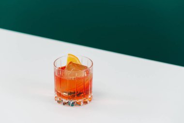 Bir bardak buzlu ve limonlu alkolik kuyruk.