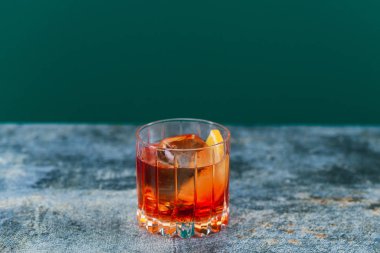 Bir bardak buzlu ve limonlu alkolik kuyruk.