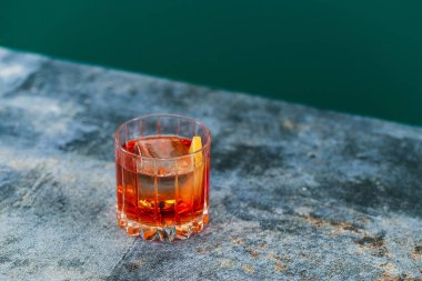 Bir bardak buzlu ve limonlu alkolik kuyruk.